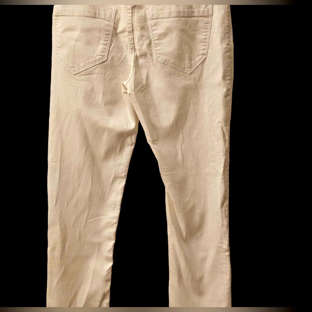 Final markdown ** Simply Vera roll cuff white denim capris by Vera Wang. - Picture 4 of 5
